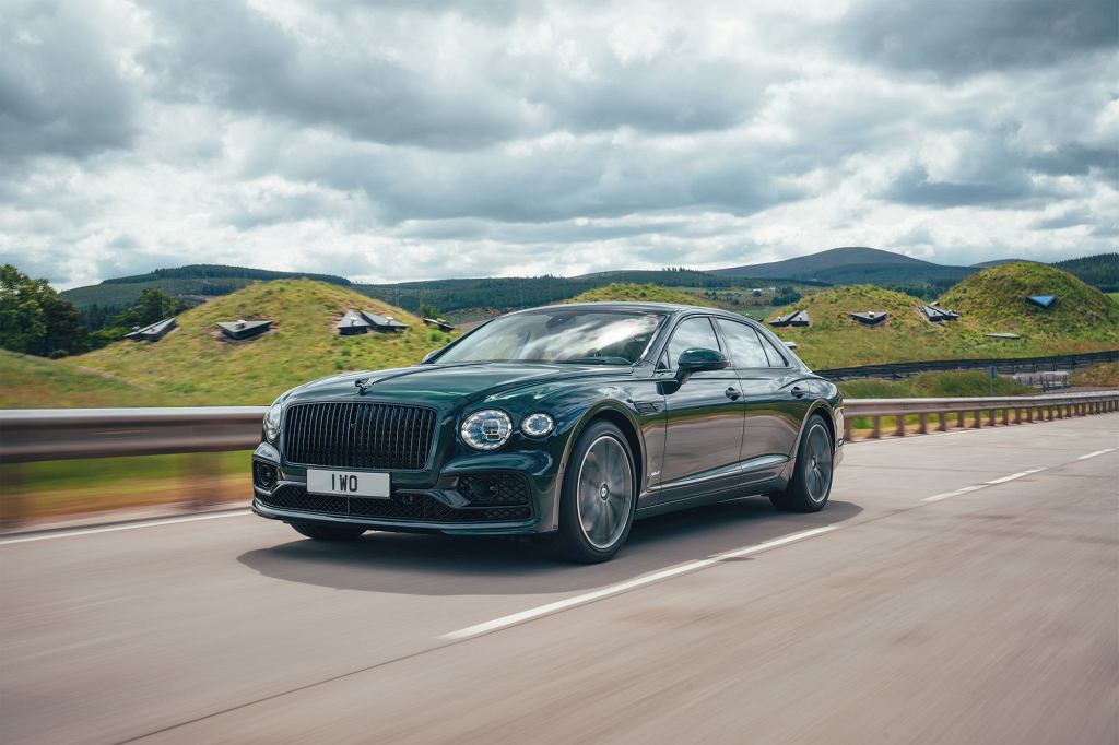Bentley меняет курс на электромобильность. В линейке есть еще один гибрид.