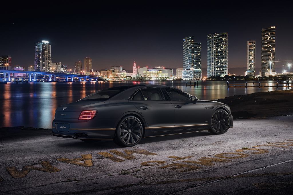 На продажу выставлен уникальный Bentley. Он был создан создателем кроссовок
