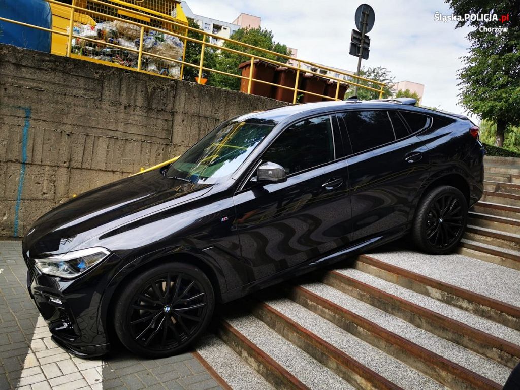 Водитель BMW спустился по лестнице. Он вообще этого не хотел. Он перепутал тротуар с дорогой