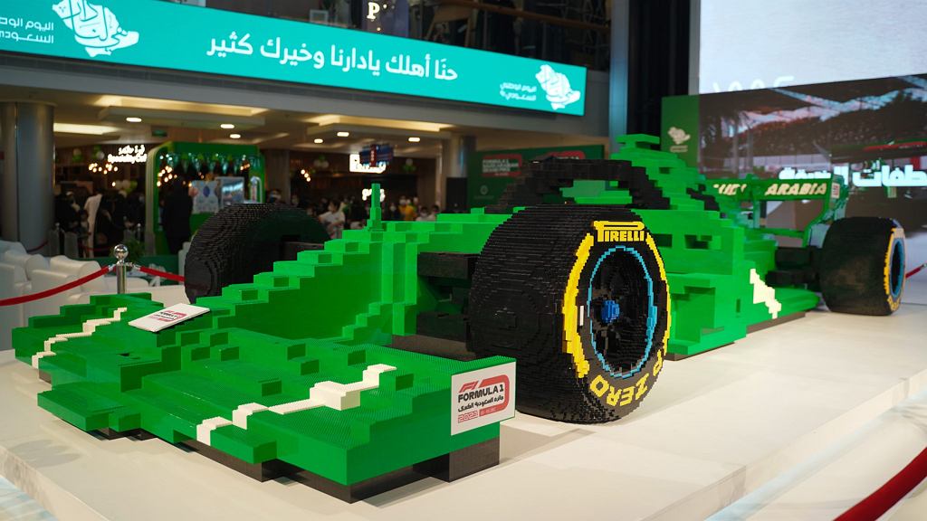 Гран-при Саудовской Аравии уже не за горами. Болид из кубиков Lego в торговом центре [ВИДЕО]