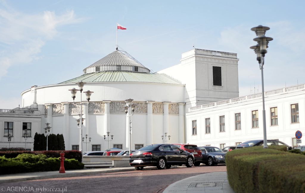 Автомобили польских политиков. Еще есть Passat, но в последнее время много разговоров о Ferrari.