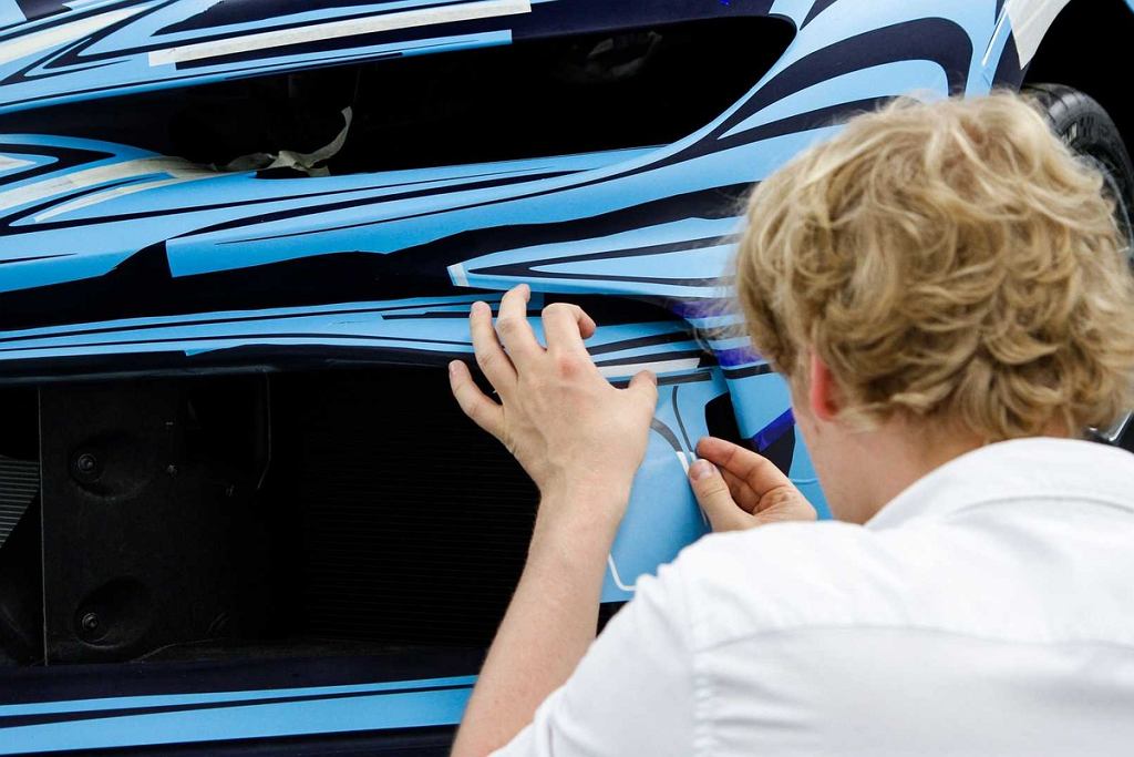Сколько времени занимает перекраска Bugatti Chiron? Около пяти недель