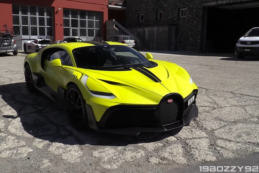 На вечеринке неожиданно появился Bugatti Divo. Звук и вид были сумасшедшими