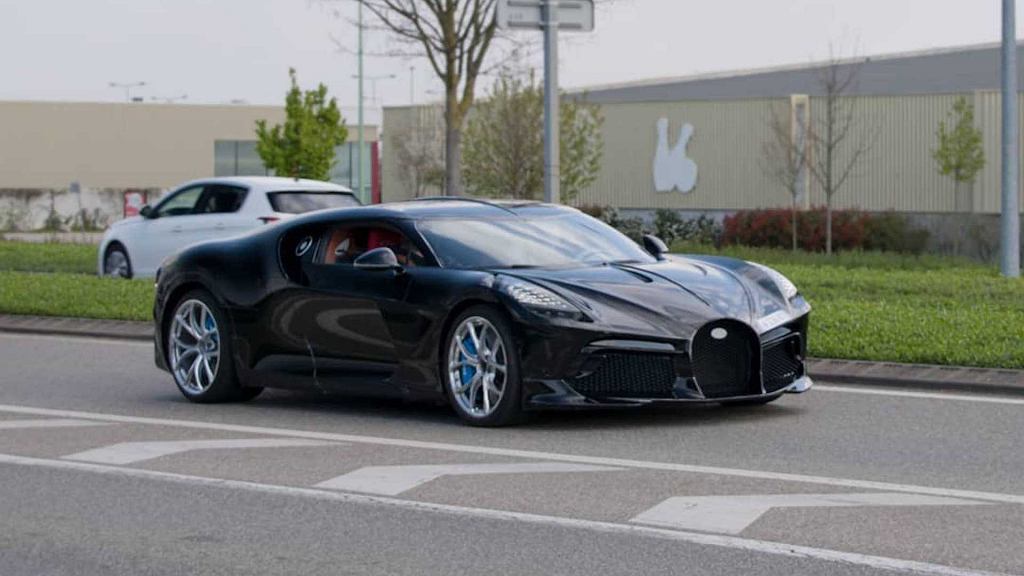 La Voiture Noire запечатлен на дороге общего пользования. Уникальный Bugatti, вероятно, уже не модель