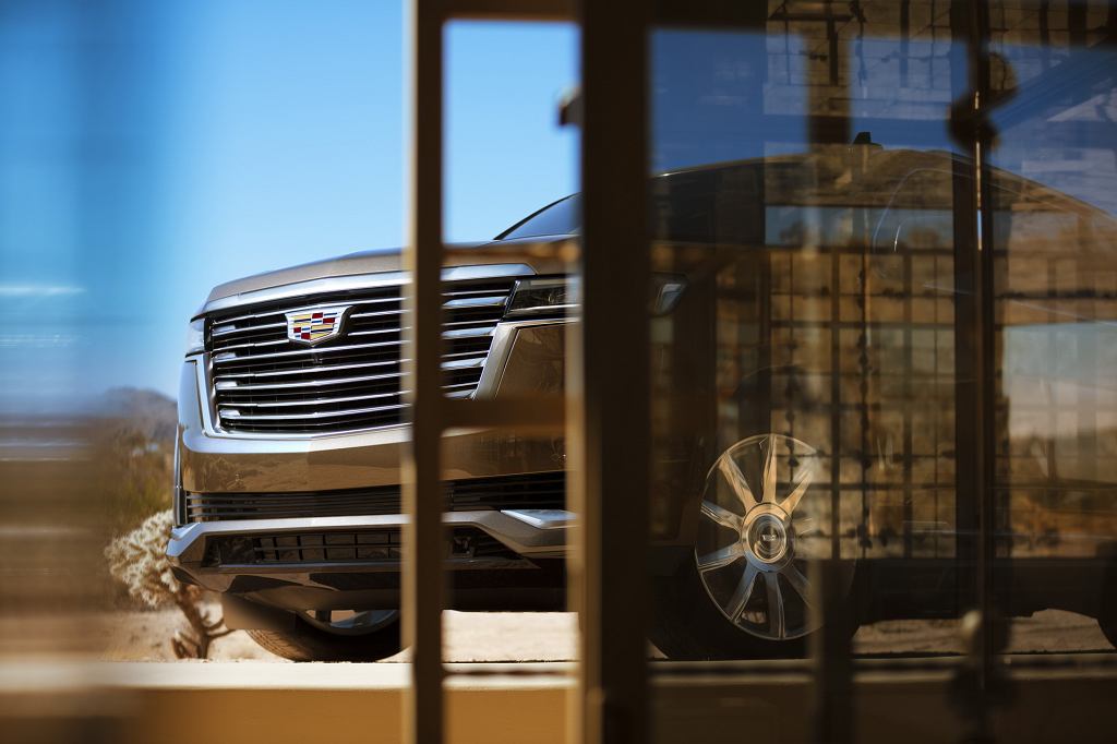 Новый Cadillac Escalade впечатляет не только своим силуэтом и сантиметрами. Он также имеет 38-дюймовый экран и 36 динамиков.