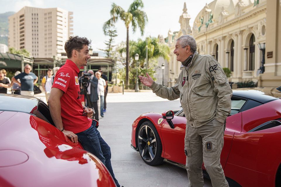 Водитель проехал на Ferrari по улицам Монако. Леклерк и Лелуш снимают продолжение знаменитого фильма.