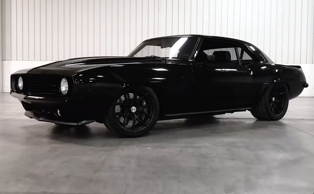 Джо Роган купил новый-старый Chevrolet Camaro. Он весь черный [ВИДЕО]