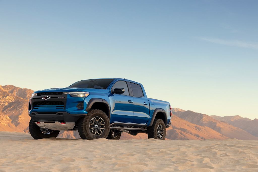 Chevrolet Colorado едет по бездорожью. Это пакет ZR2