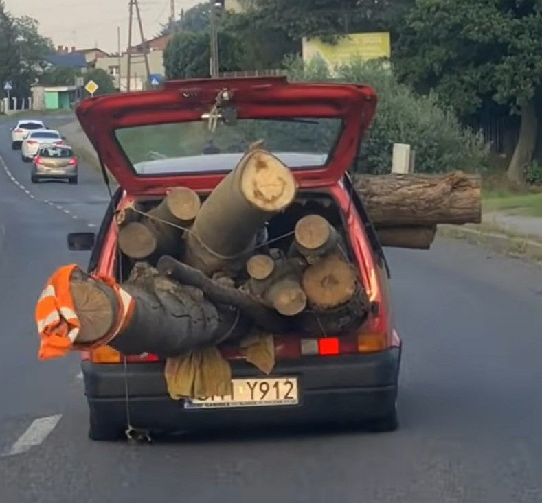 Fiat Cinquecento упаковался под крышу. Водитель не пожалел его [ВИДЕО]