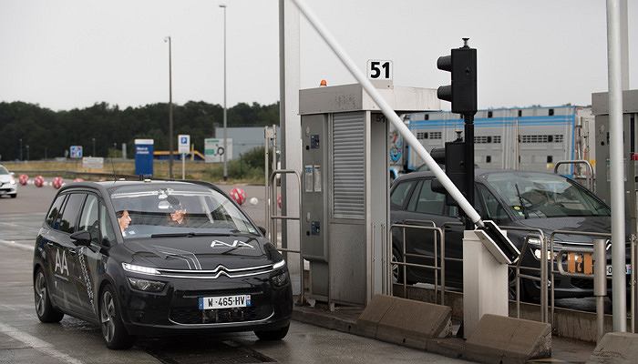 Автономные автомобили становятся ближе. «Ситроен» въехал в ворота шоссе.