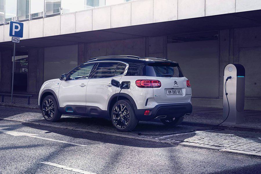 Citroen C5 Aircross PHEV поступает в автосалоны Польши. Французский гибрид стоит более 145 000 злотых. злотый