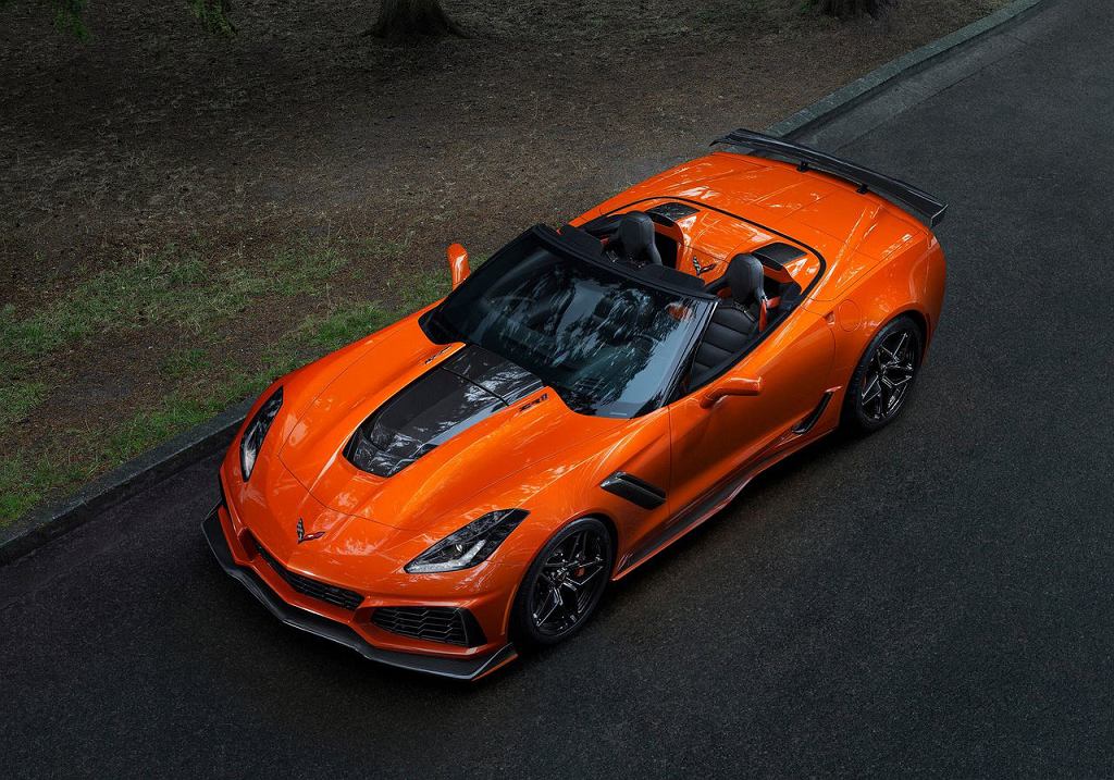 Corvette ZR1 сбрасывает крышу и невероятно быстр