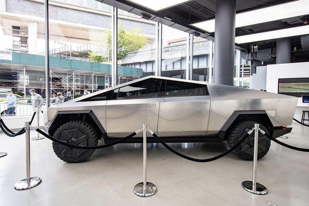 У Tesla Cybertrucks есть фатальный недостаток. При нажатии педали до упора ускорение не прекращается.