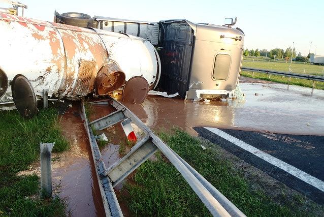 Пролил шоколад на А2. Дело завершилось в суде. Водитель заплатит в общей сложности 3300 злотых.