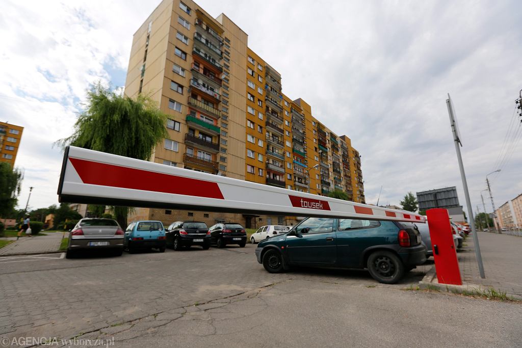 Жителям Пьяски было достаточно. Поставили шлагбаум на въезде в поместье