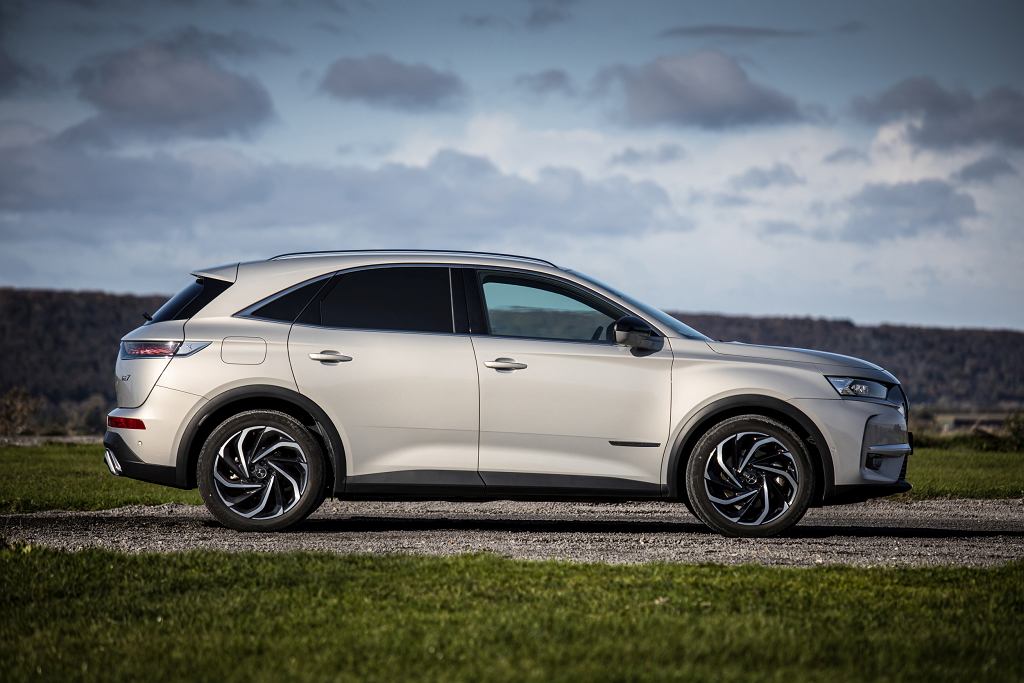 Цена DS 7 Crossback E-Tense 4x4 в Польше начинается от 227 000 злотых. У нас есть полный прайс-лист