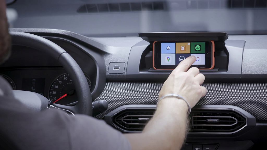 Экран Dacia Sandero вы носите с собой. Media Control — отличная идея в дешевых автомобилях