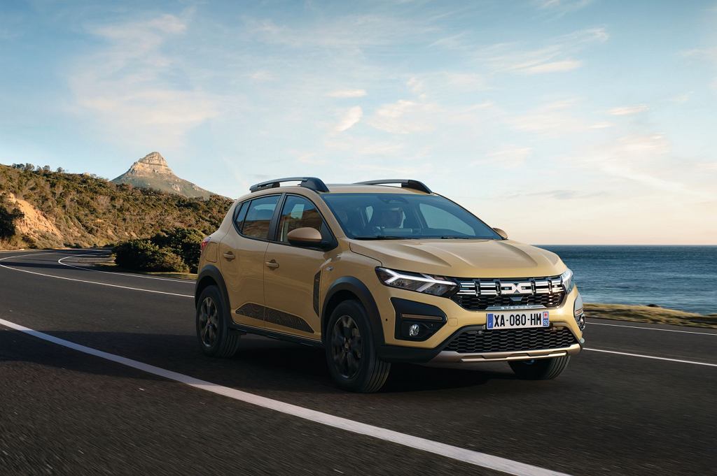 Цена улучшенной Dacia Sandero. Пять вариантов комплектации, три двигателя, автоматическая коробка передач в качестве опции.