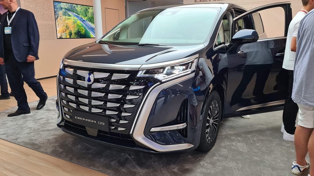 BYD представляет бренд Denza в Европе. Роскошный минивэн D9 станет угрозой Lexus LM