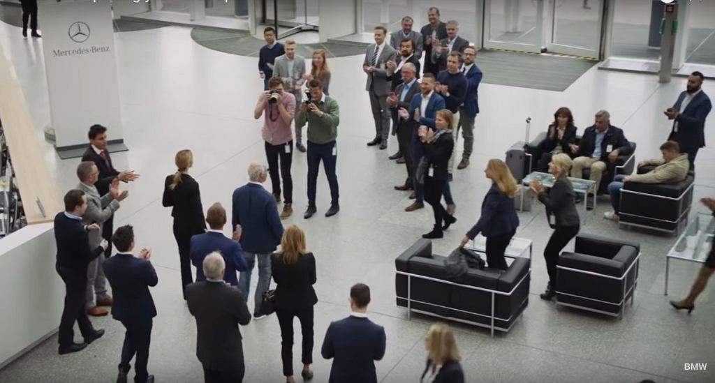 Даже BMW прощается с президентом Daimler юмористическим роликом. Один из самых влиятельных людей в отрасли уходит на пенсию