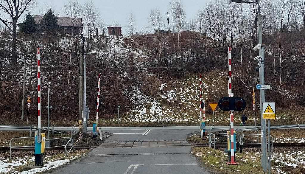 Андреевский крест, шлагбаум, СТОП. Как перейти пути без билета?