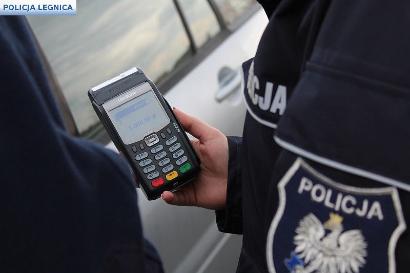 Документы он не забрал, водительские права не получил, машину не поставил на учет. Мандат? Пять тысяч злотых