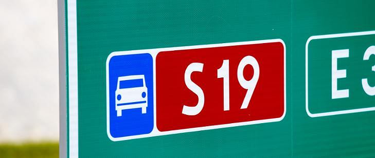 Маршрут S19 не останавливается. Он движется дальше на юг