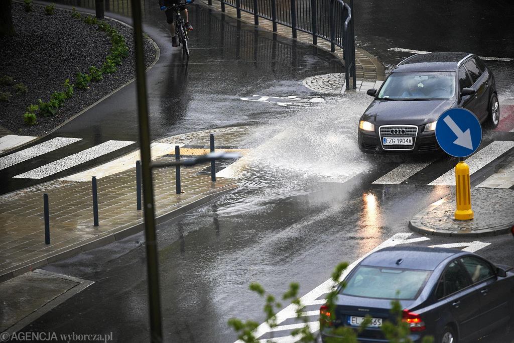 Его боятся все водители в дождь и это правильно. Как избежать водяной подушки?