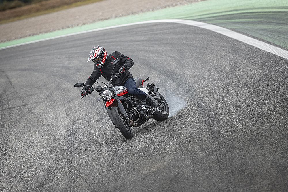 Семья растет. Ducati представляет два новых скремблера — Urban Motard и 1100 Tribute PRO