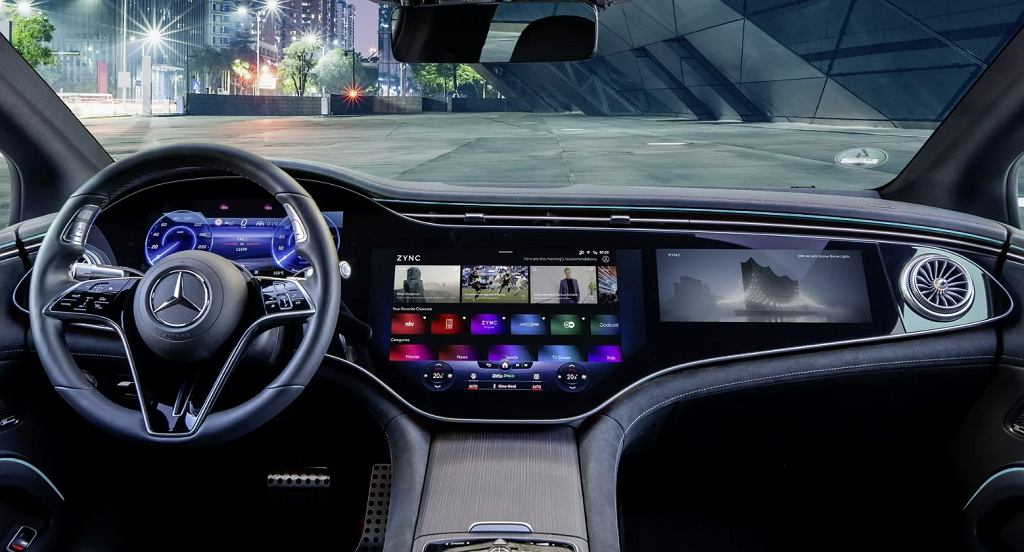 Глава UX-дизайна Mercedes защищает большие экраны. Большой экран означает больше