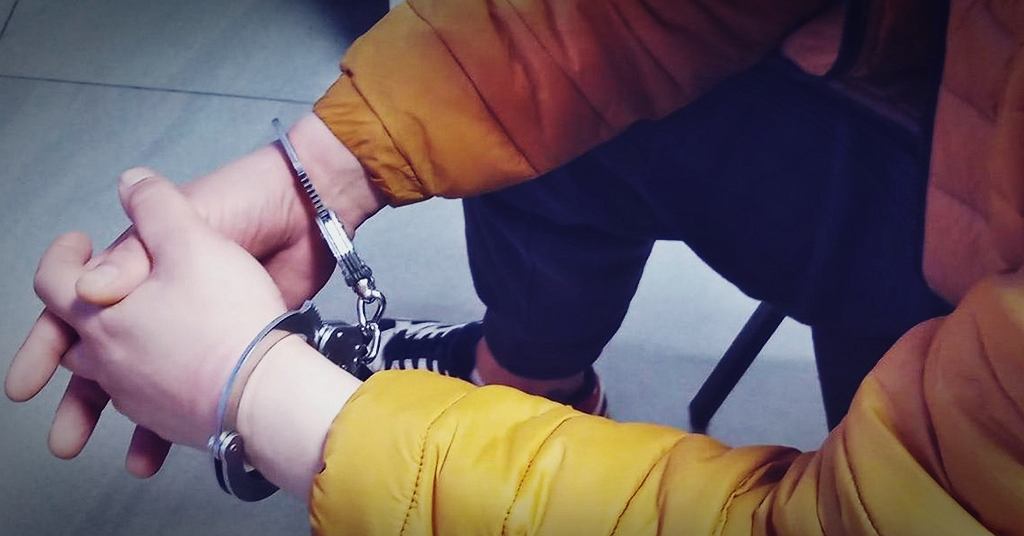 Два пьяных водителя подрались из-за того, кто будет водить машину. Они оба стали причиной столкновений