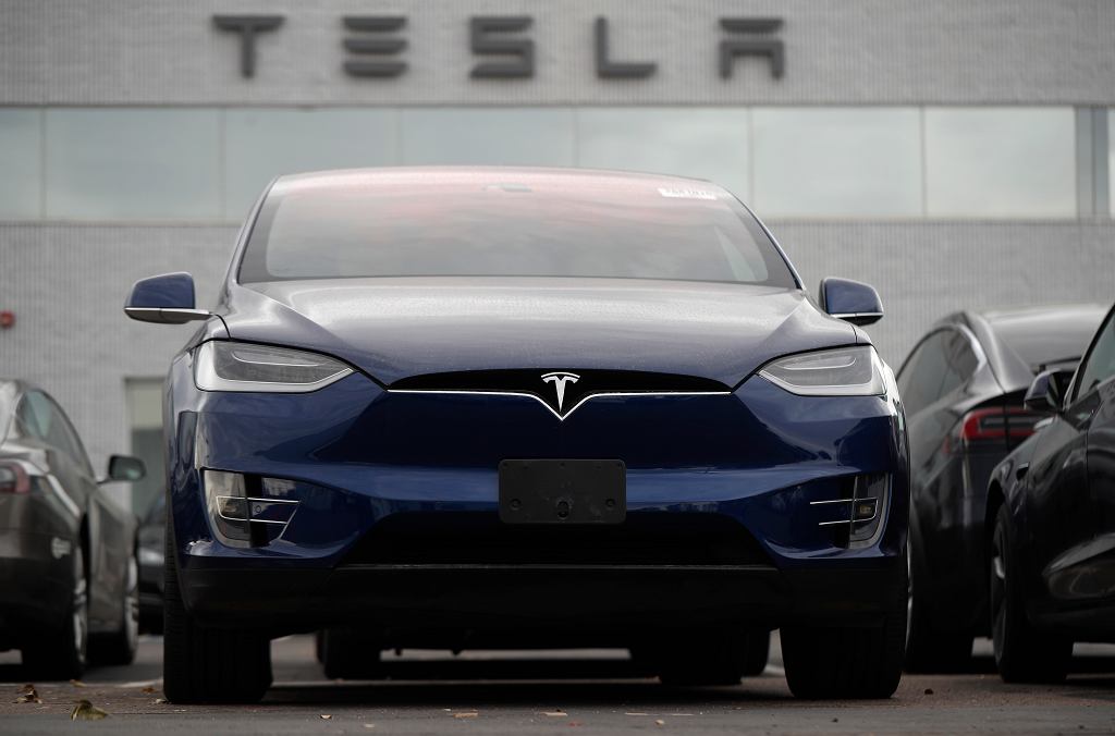 Странная перемена в Tesla. При покупке вам нужно платить не депозит, а комиссию за заказ.