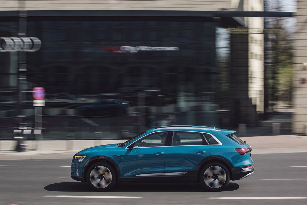 Audi e-tron может сгореть. Бренд отзывает автомобили, находящиеся под угрозой возгорания