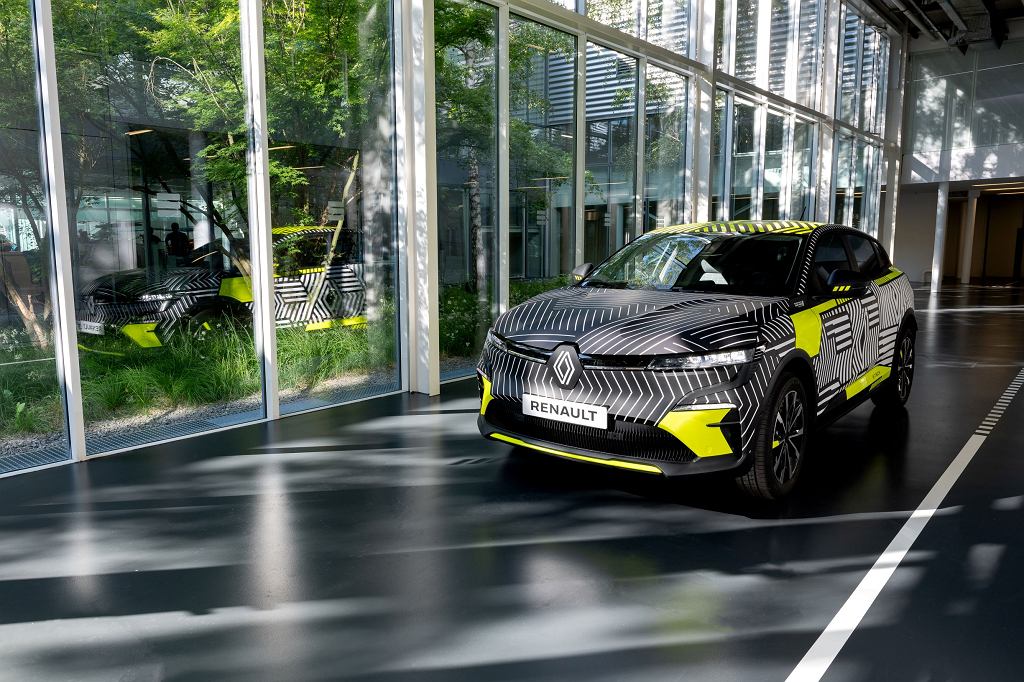 Новый Renault MeganE вышел на дороги. Он имеет заглавную букву «Е» и работает от электричества.