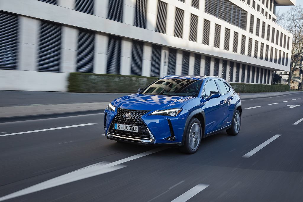 Lexus UX (2022) - цена, двигатели, комплектации