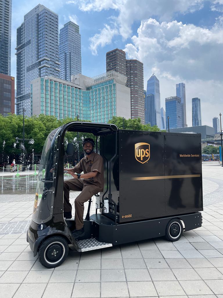 UPS выходит на велосипедные дорожки. Их четырехколесный электрический велосипед дебютирует в Нью-Йорке.