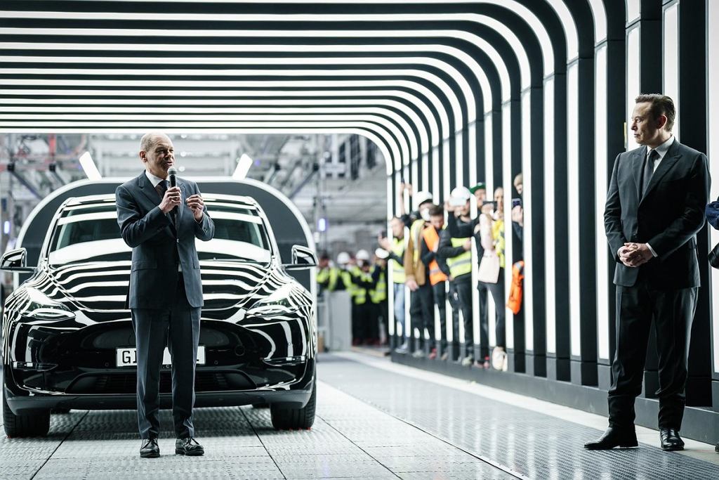Илон Маск от радости танцует перед публикой. Завод Tesla под Берлином уже производит