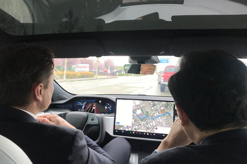 Илон Маск взял китайского посла на прогулку по городу. Это произвело на него впечатление
