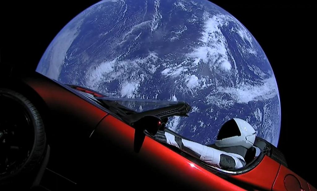 Tesla Roadster Илона Маска впервые облетел вокруг Солнца. Он уже проехал 1,23 млрд км.