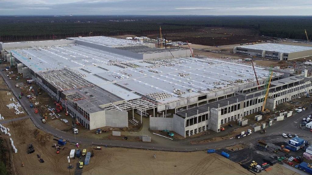 Tesla будет платить сотрудникам, которые защищают Украину. На данный момент, в течение трех месяцев