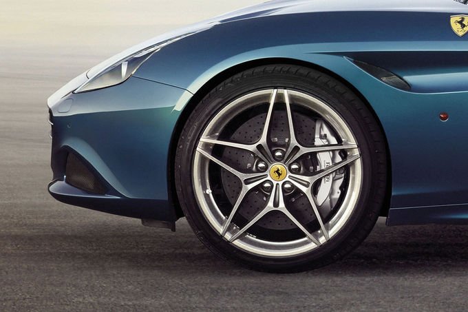 Он арендовал Ferrari стоимостью более миллиона злотых в Нидерландах. Он врезался в дерево