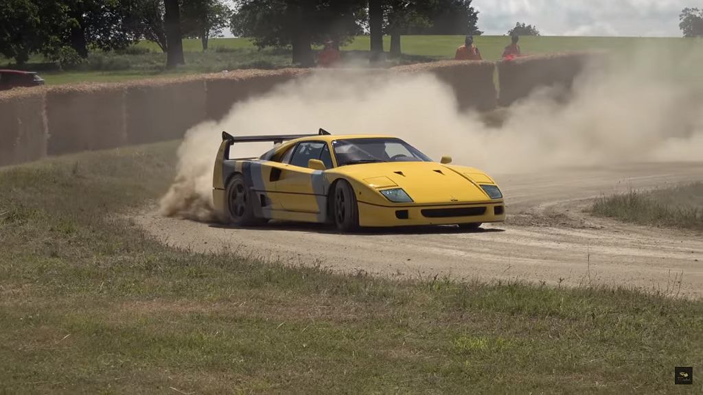 Желтый Ferrari F40 плывет по грунтовой дороге. Потому что машина предназначена для езды, а не для стояния в гараже [ВИДЕО]