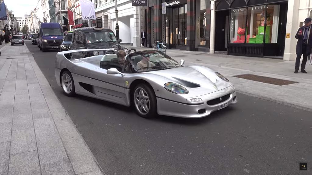 Ferrari F50 шумит на улицах Лондона [ВИДЕО]