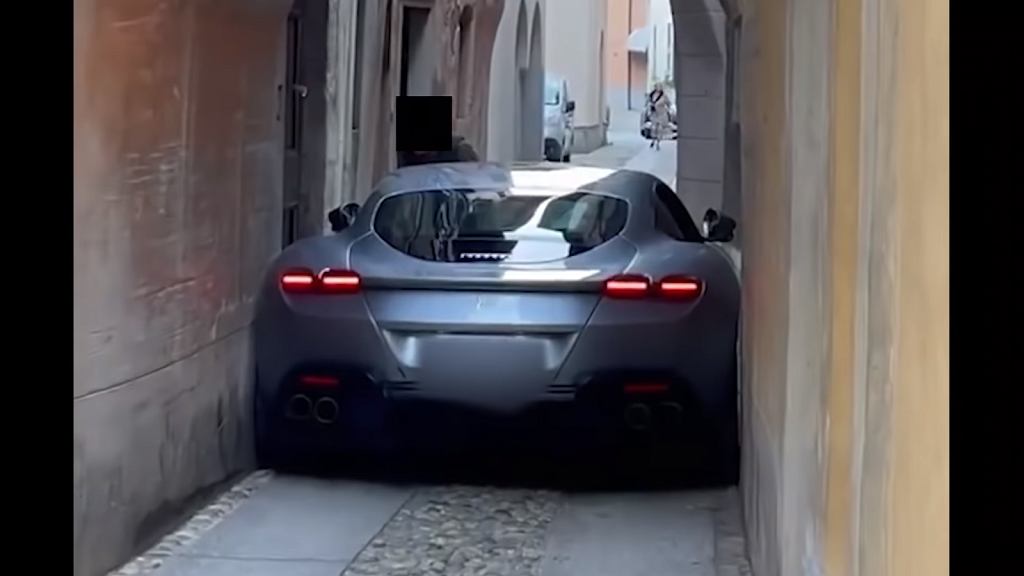 Должно быть, это было больно. Ferrari Roma, однако, слишком широка для итальянских улиц [ВИДЕО]