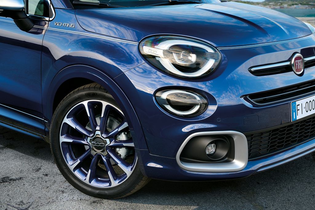 Fiat 500X превращается в «кабриолет». Отсылка к яхт-клубу на Капри [ВИДЕО]