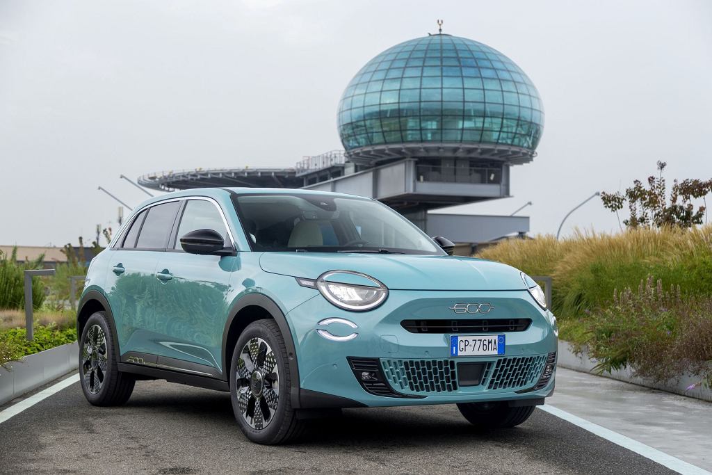 Гибридный Fiat 600 из Польши поступил в продажу в Польше. Две версии комплектации [ЦЕНА]
