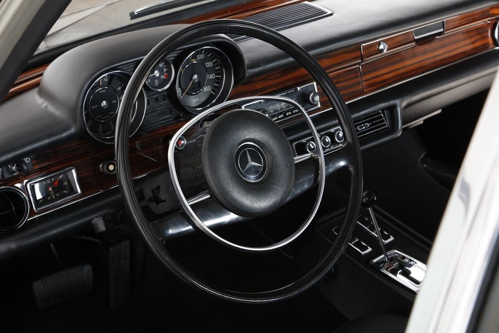 Mercedes 300 SEL удивляет на выставке SEMA. У Рестомода сюрприз под капотом