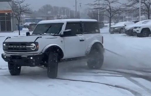 Ford Bronco подходит не только для развлечений на бездорожье. Он также хорошо работает как игрушка на снегу [ВИДЕО]