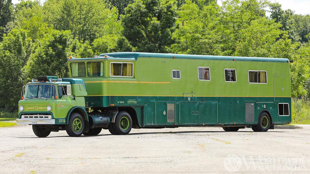 Ford C750 Camelot Cruiser — настоящий дом на колесах. Или даже замок