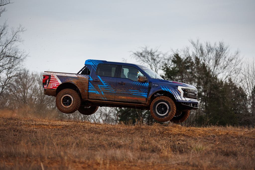 Сумасшедший электрический пикап Ford. У него 37-дюймовые шины и подвеска FOX.